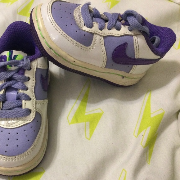 Nike Sneakers Nike Air Force 1 Low White Purple Unisex Baby Kid's Size 4 - Picture 2 of 4